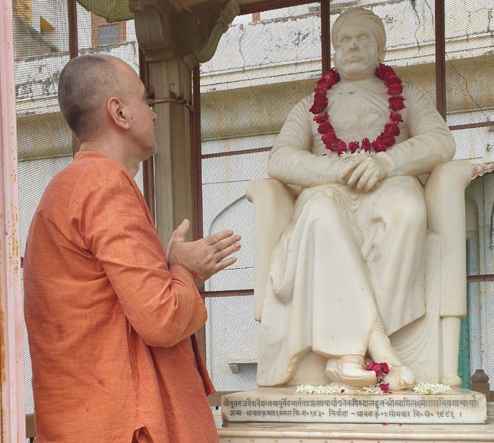 Giving respect to the statue of Swami Lakshmi Ram